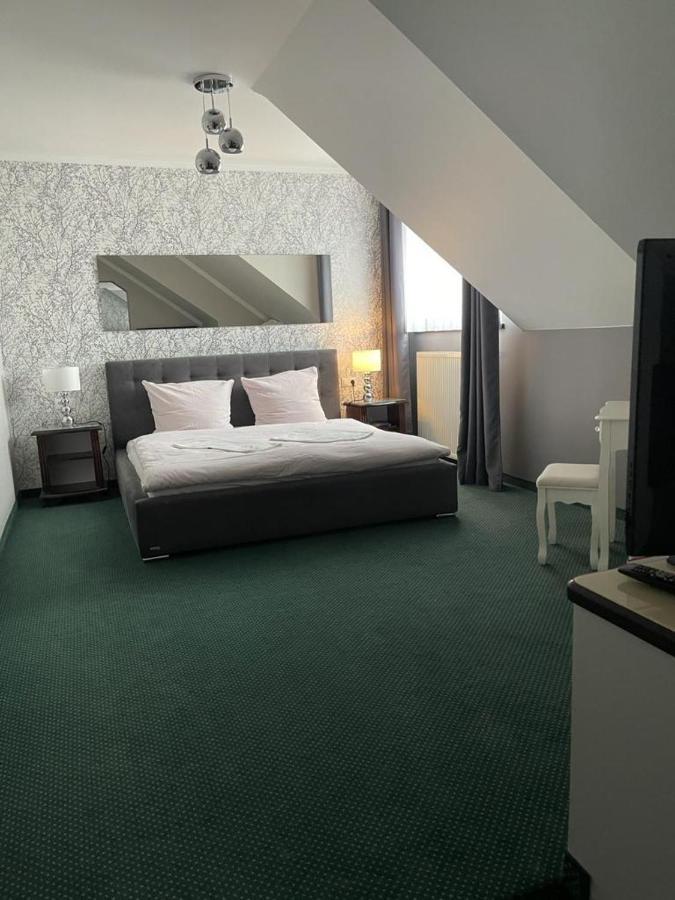 Hotel Fox Wolbórz Extérieur photo