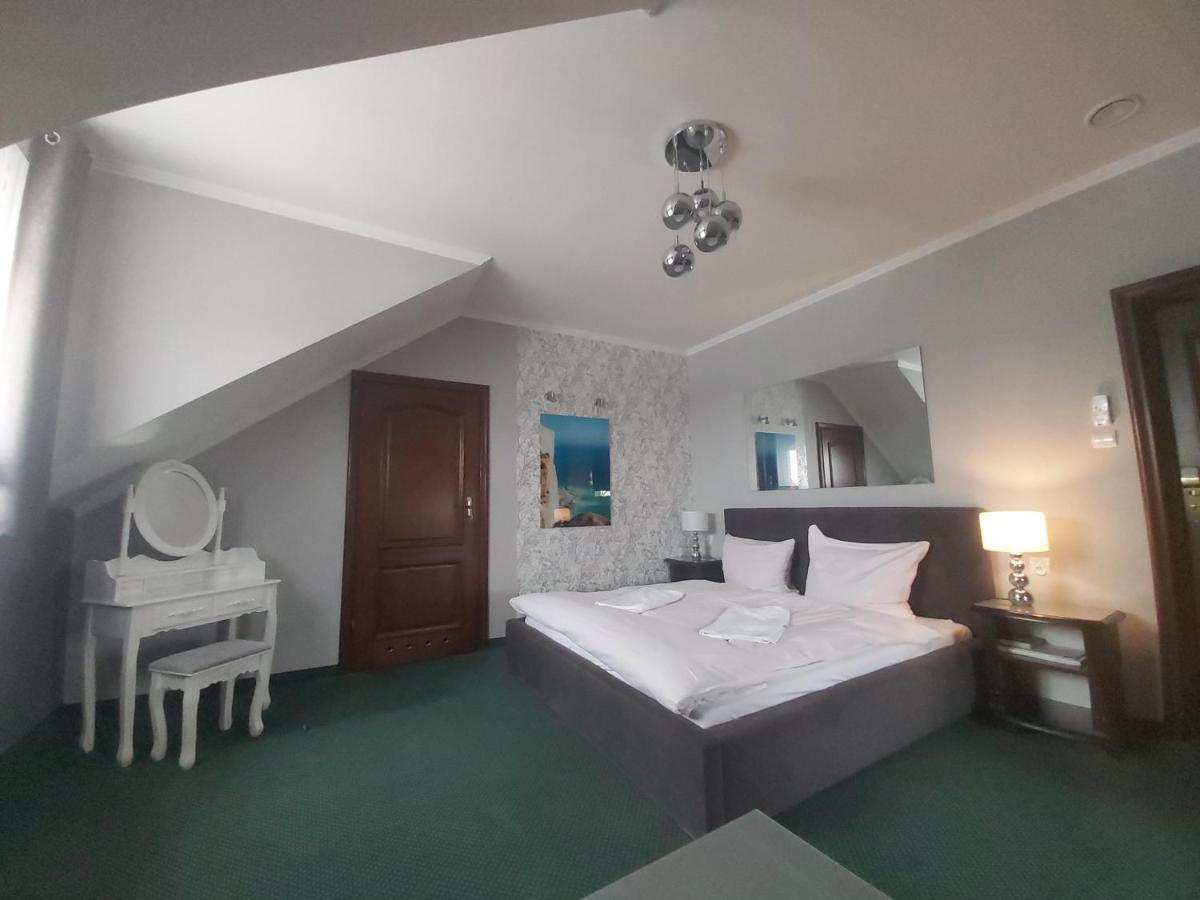 Hotel Fox Wolbórz Extérieur photo