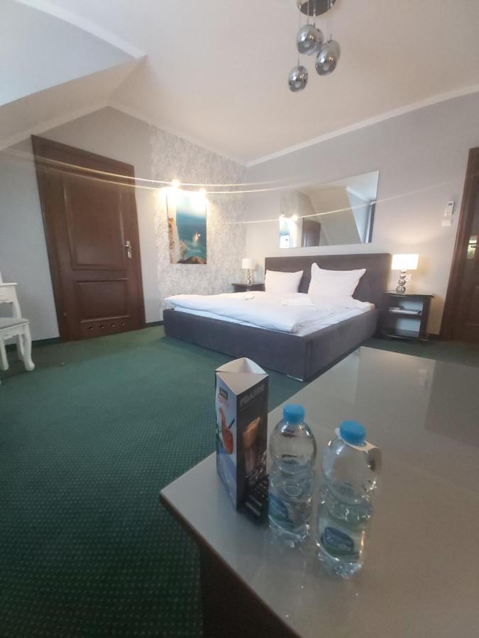 Hotel Fox Wolbórz Extérieur photo