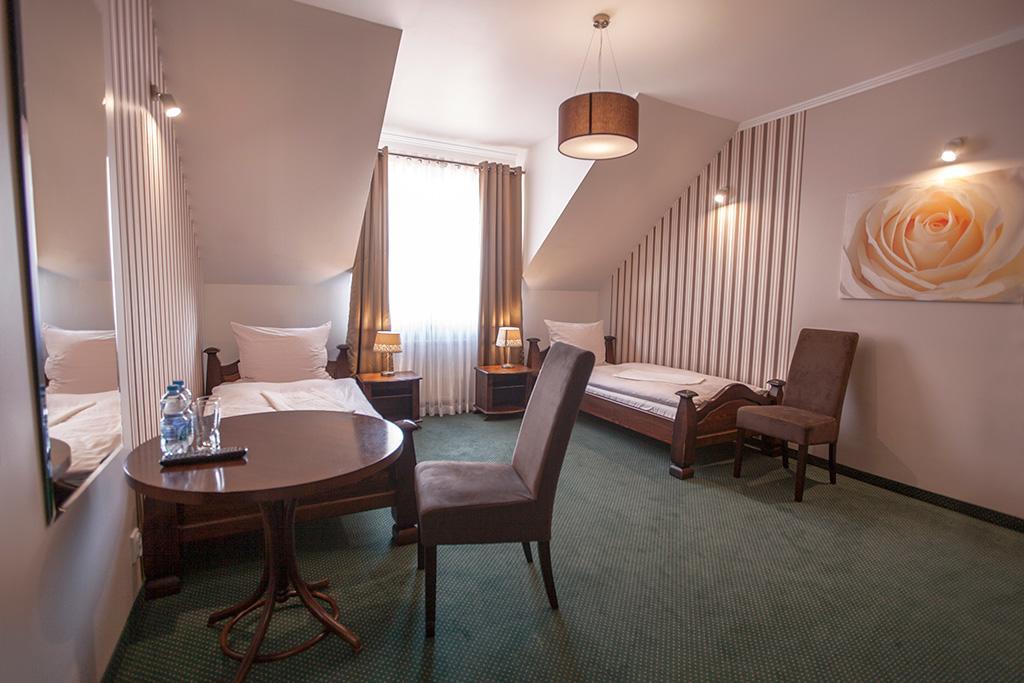 Hotel Fox Wolbórz Extérieur photo