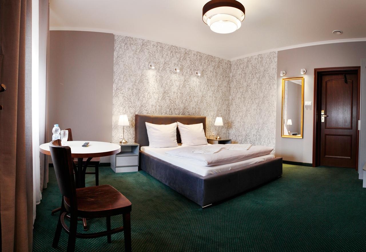 Hotel Fox Wolbórz Extérieur photo