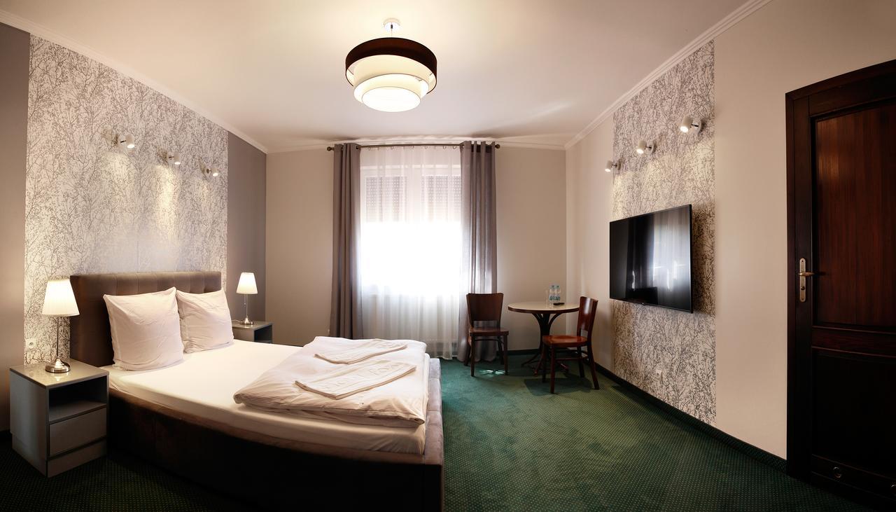 Hotel Fox Wolbórz Extérieur photo