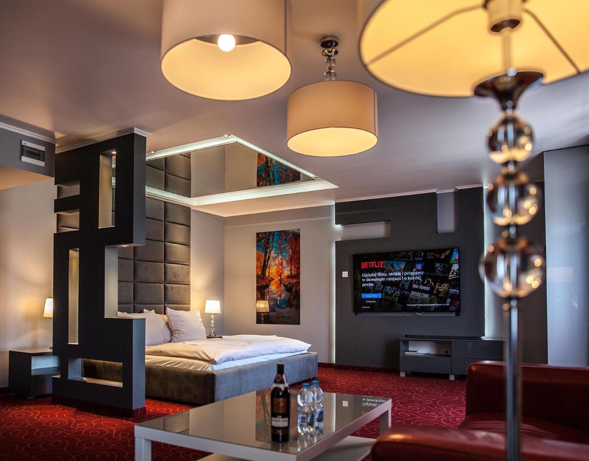 Hotel Fox Wolbórz Extérieur photo