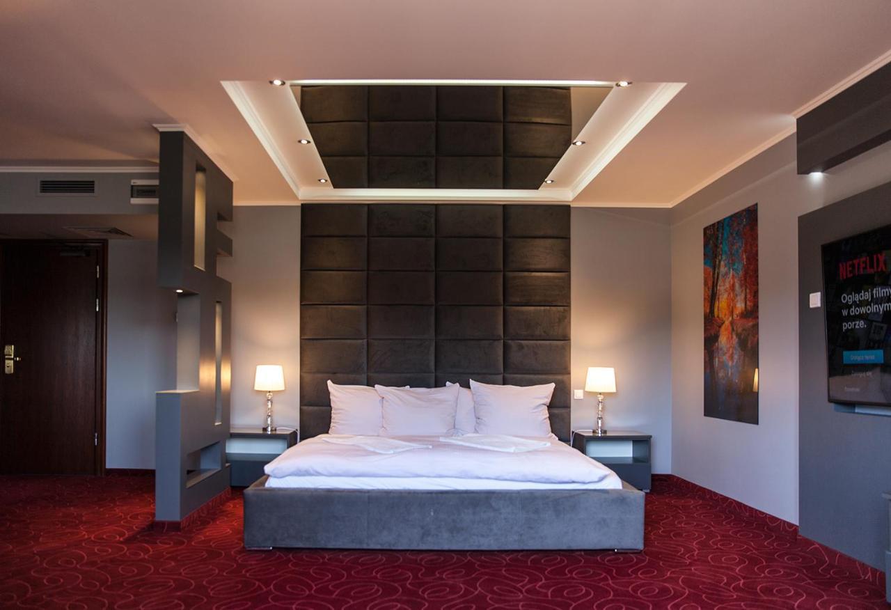 Hotel Fox Wolbórz Extérieur photo