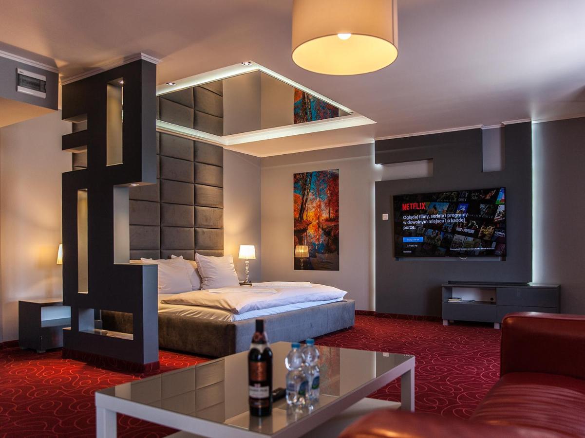 Hotel Fox Wolbórz Extérieur photo